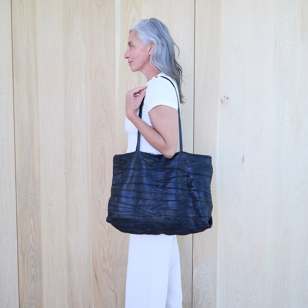 brooklyn tote in milano black 