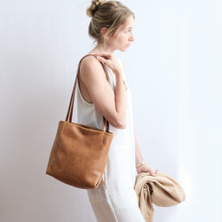 model / one size / dark | model wearing ballet tote on her shoulder