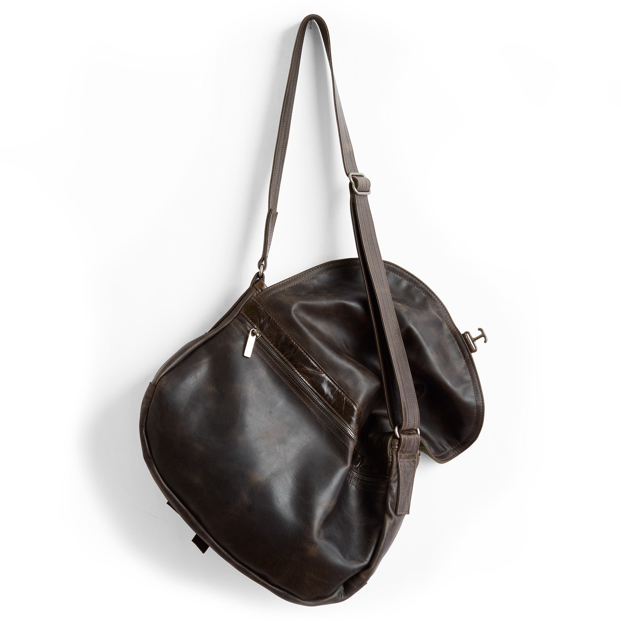 large 1903 in rubble tusk, showcasing back zippered pocket