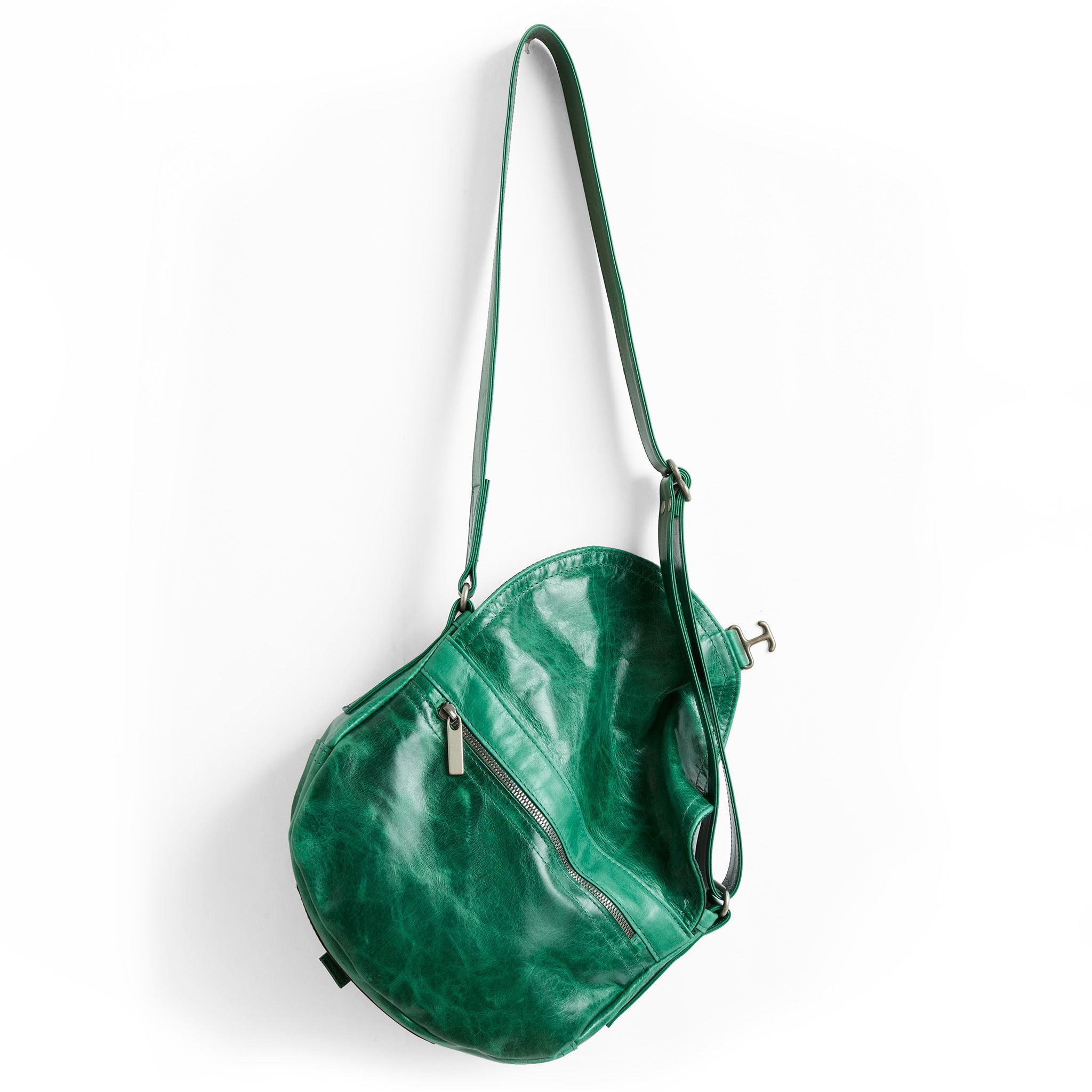 small 1903 e+w in emerald, showcasing back zippered pocket