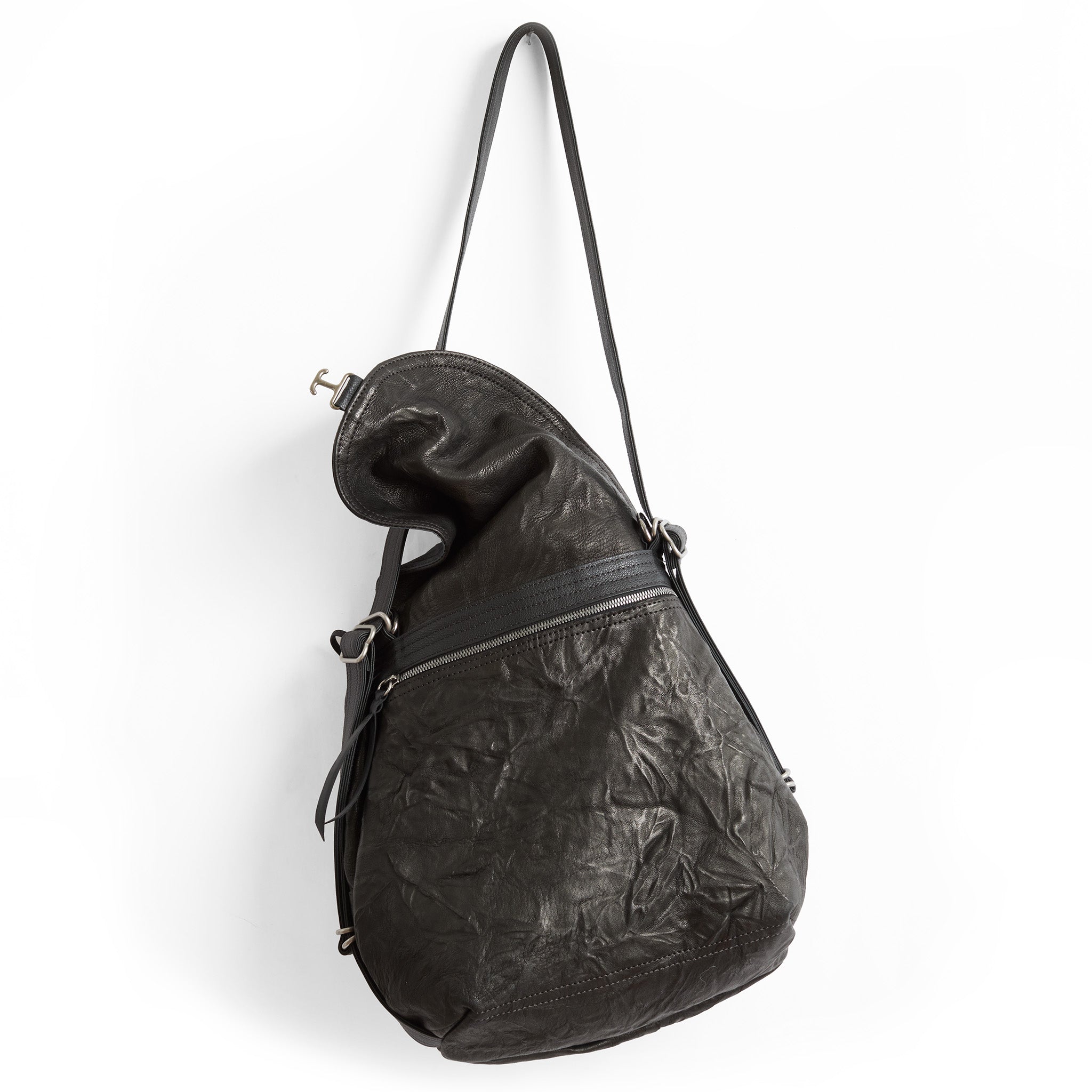 medium 1904 in moto black, showcasing back zippered pocket