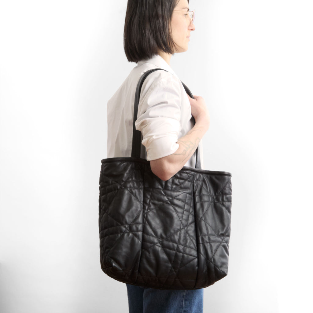 model wearing the asher, size large, in quilted pashi black 
