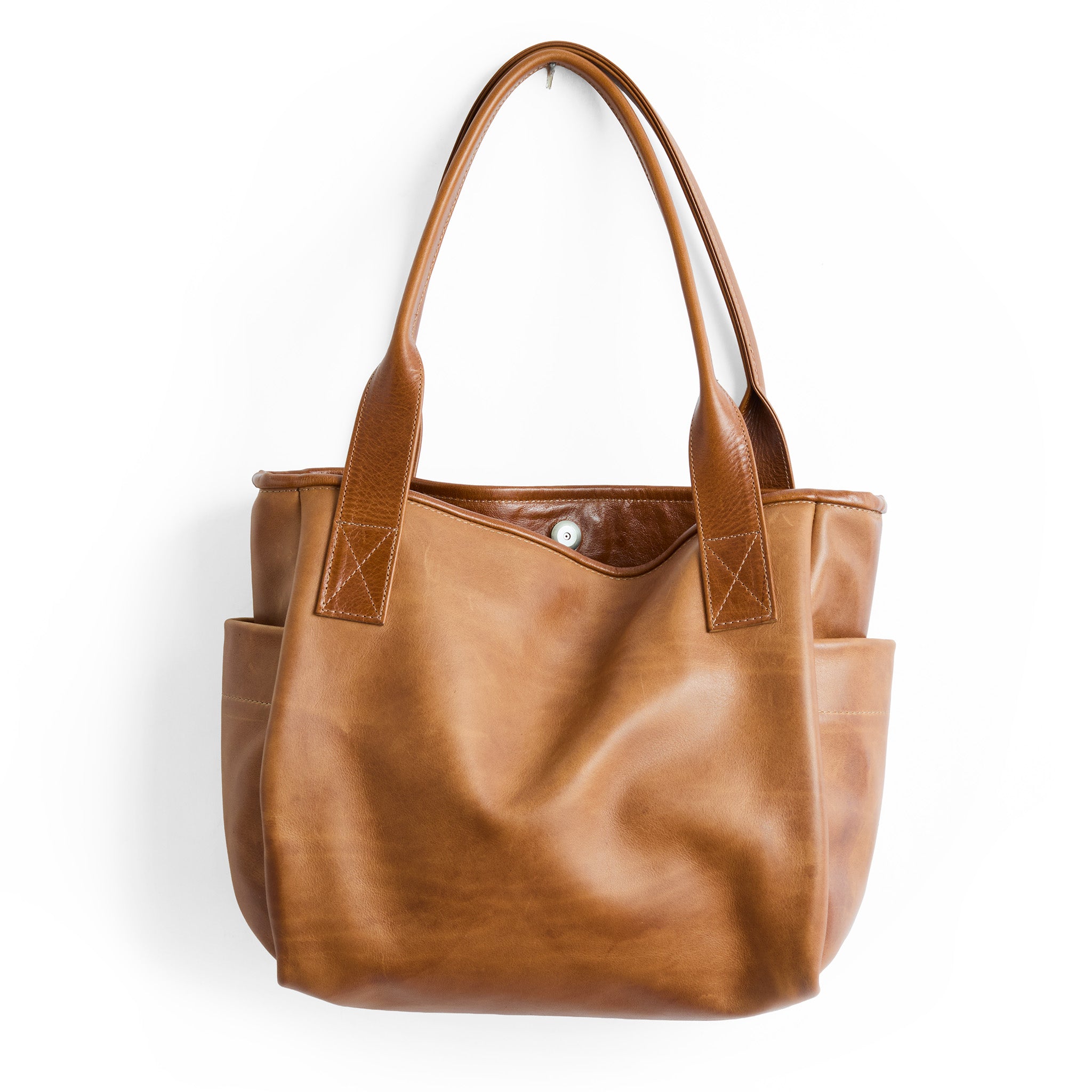 bucket tote in premium saddle