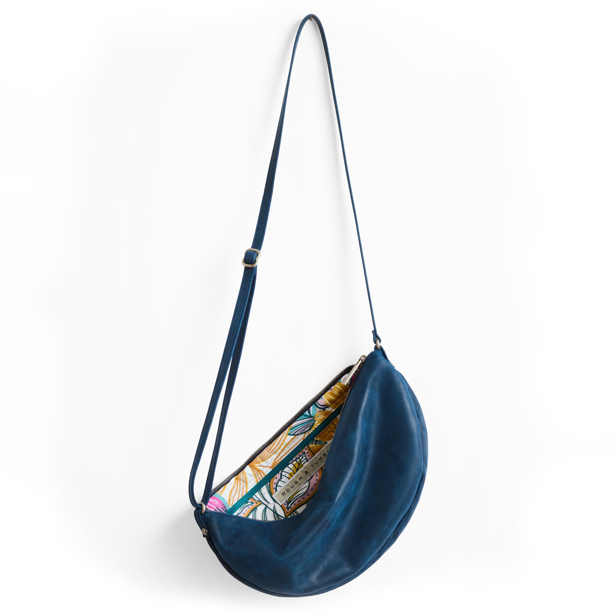 luna in sailboat, showcasing hannah lining