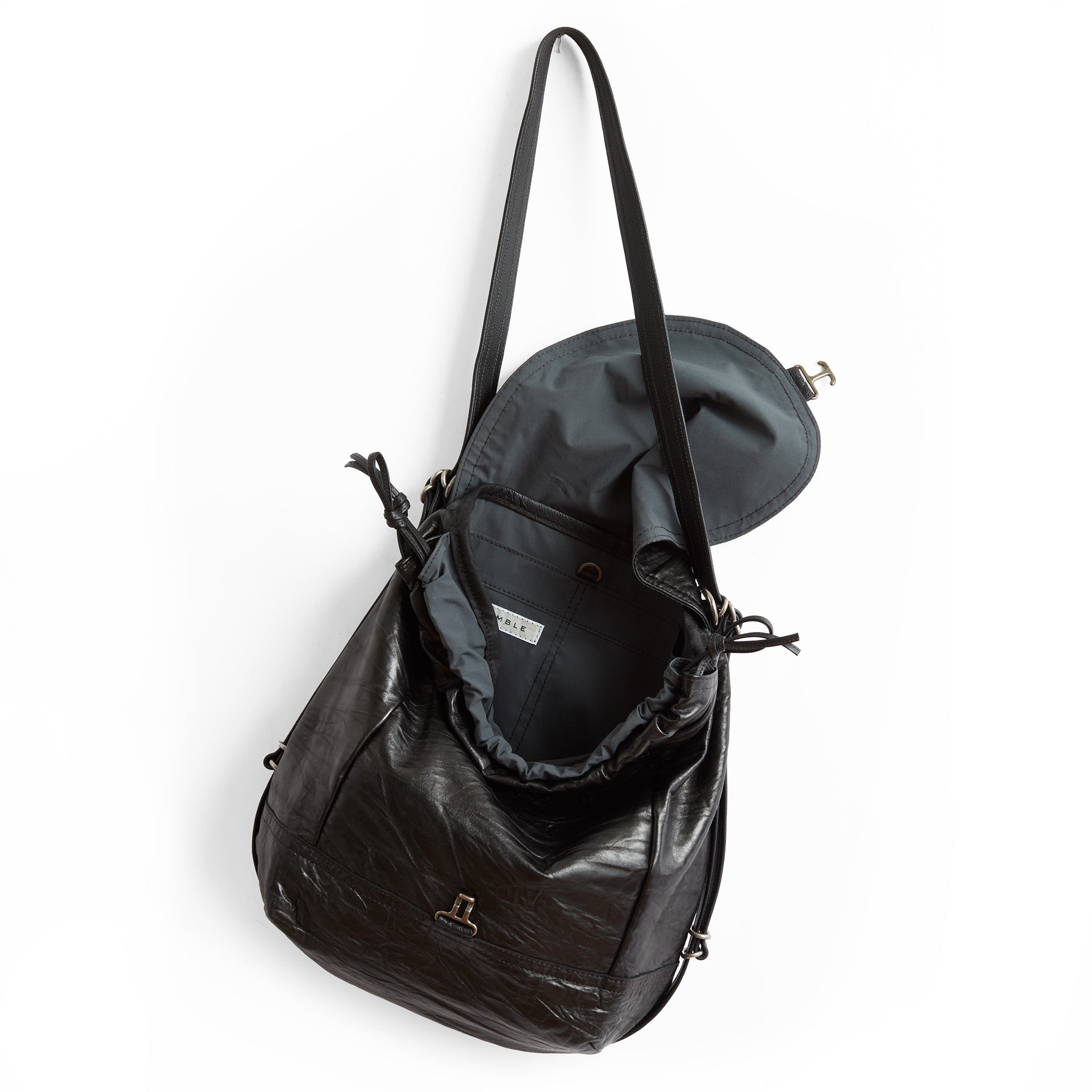medium 1904 in flight black, showcasing core grey lining