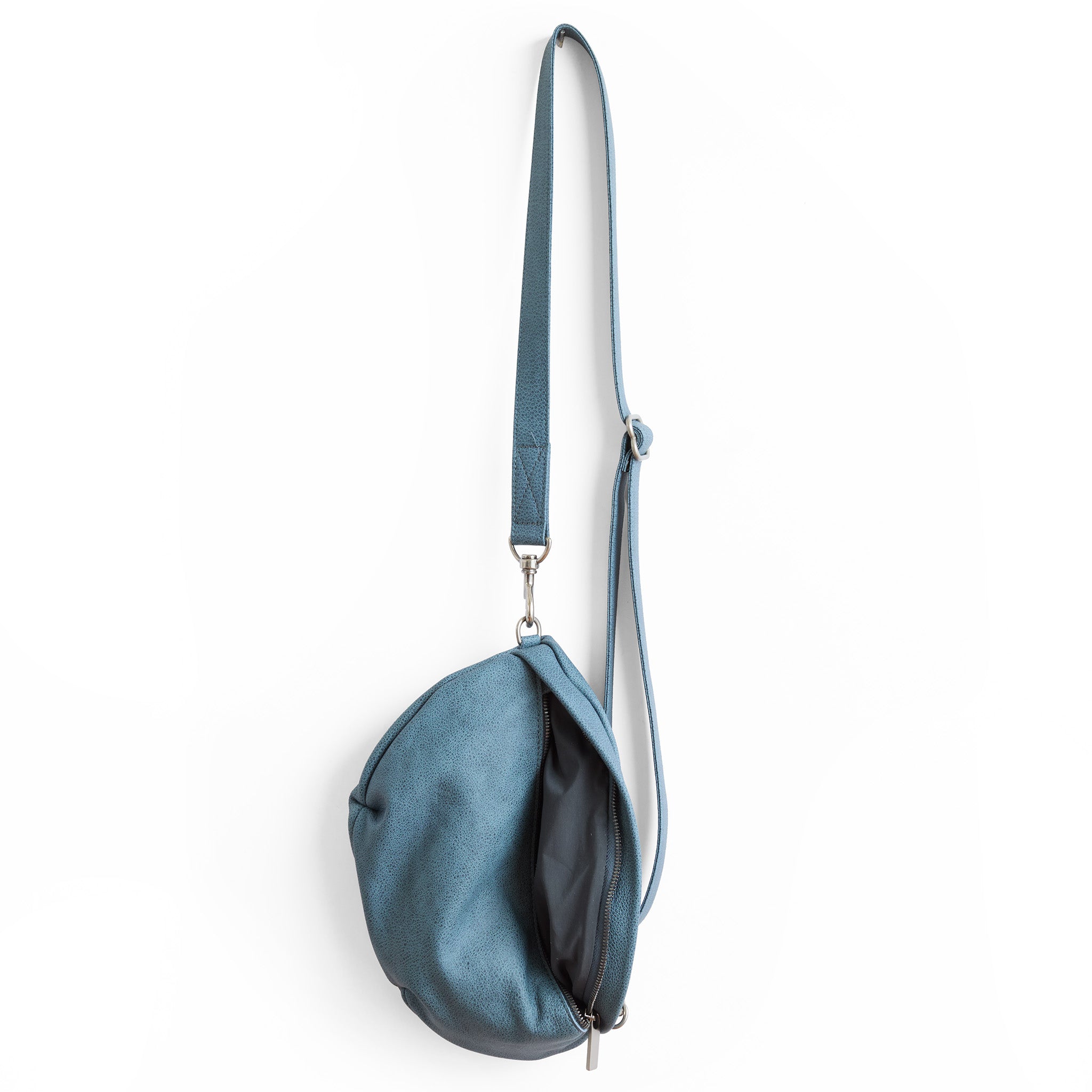 pia in beach blue