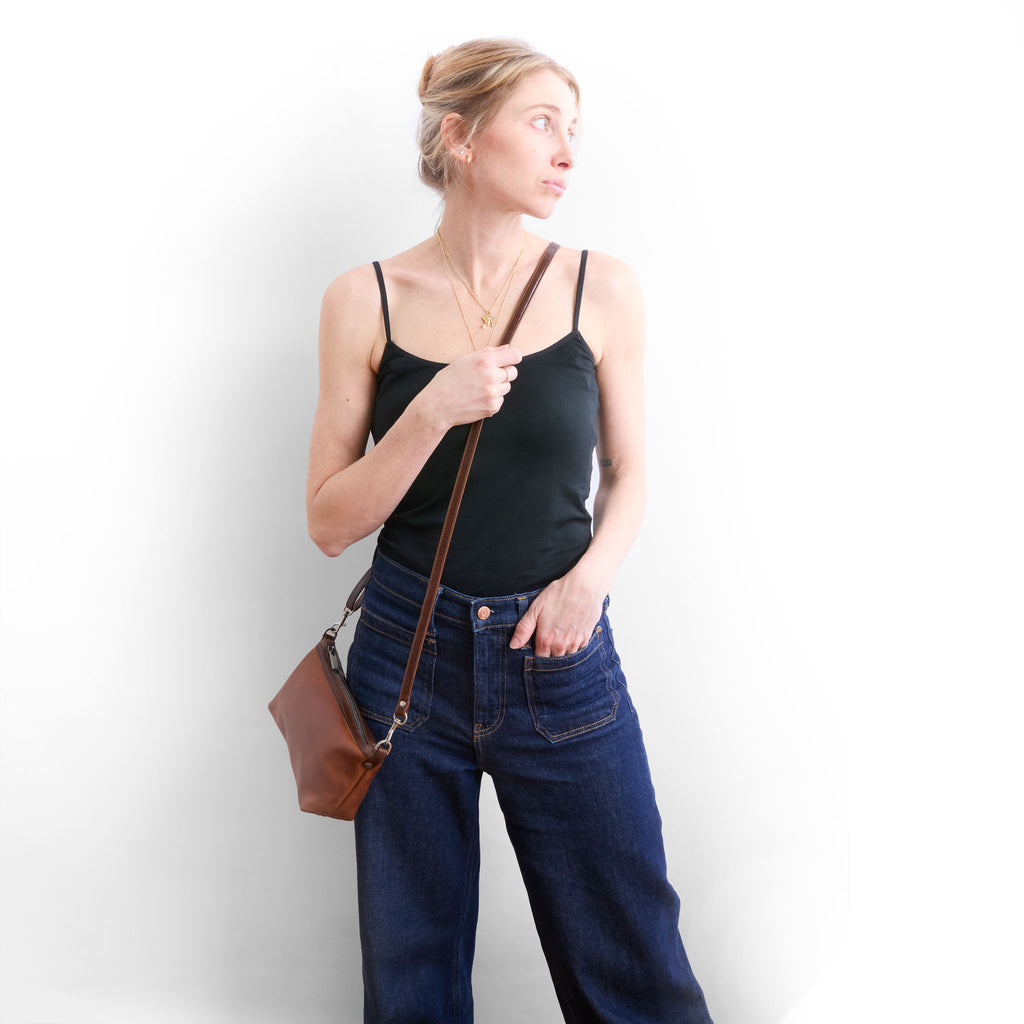 model wearing the wren in pure saddle as a crossbody 